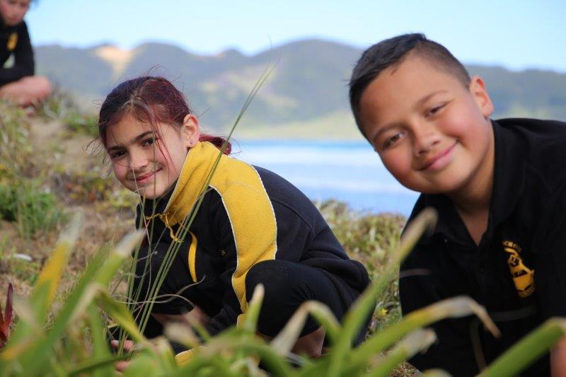 Young kaitiaki hit the dunes for Conservation Week | Te Rūnanga o Te Rarawa